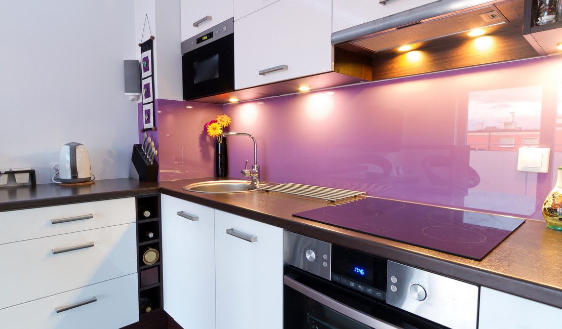 Кухня с фиолетовыми вставками