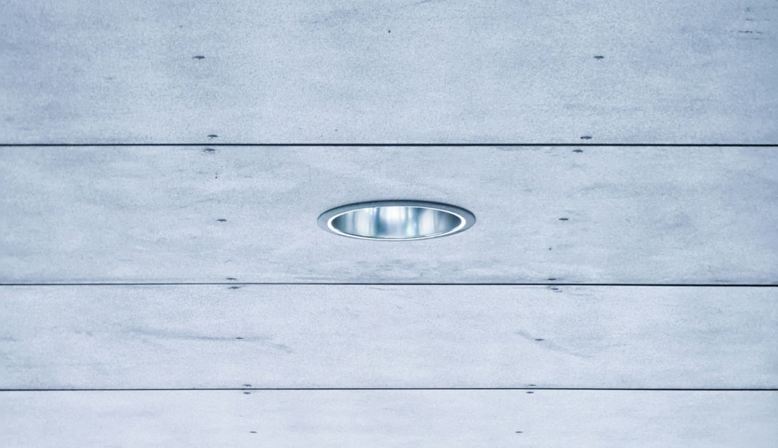 Потолок с встроенным светильником