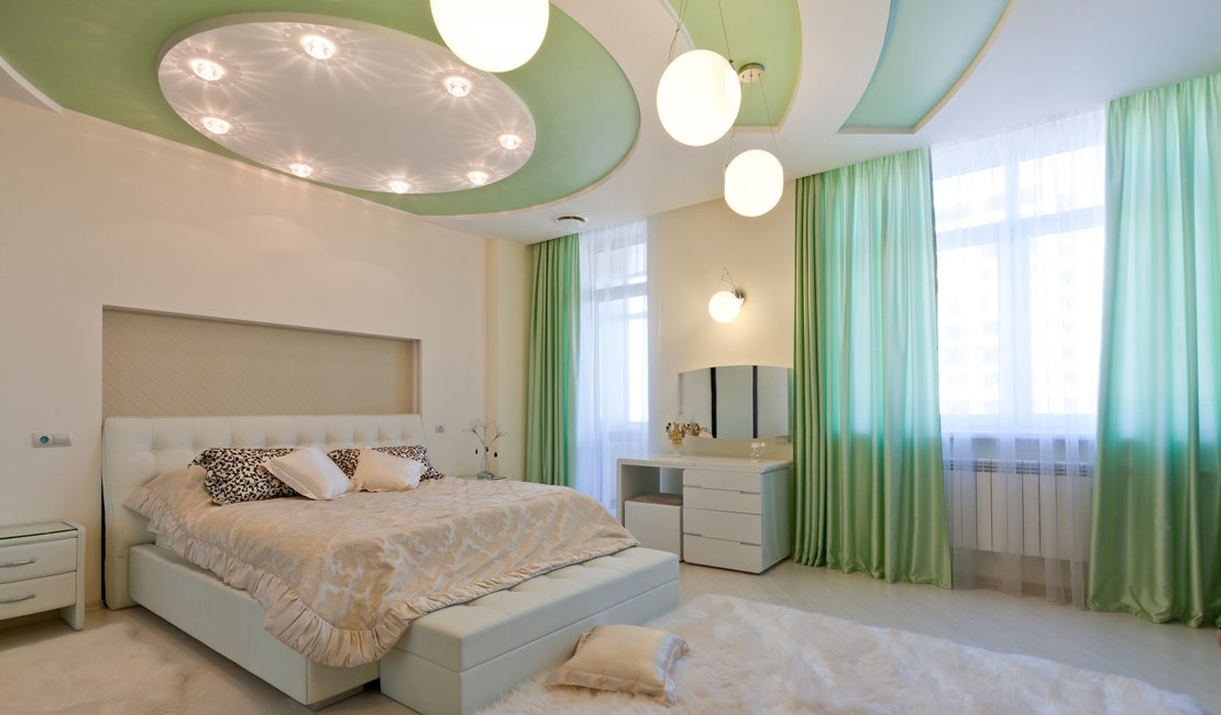 Спальня в классическом стиле с зеленым оттенком