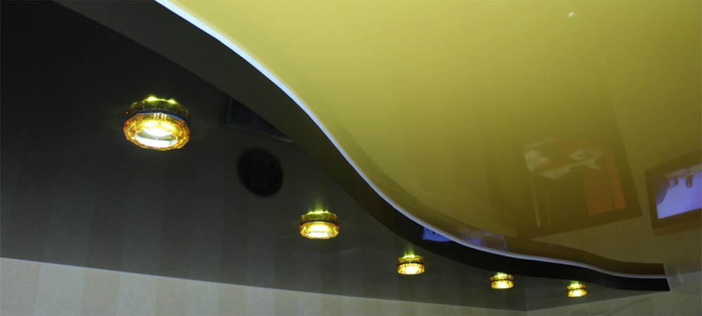 Двухуровневый потолок с точечными светильниками